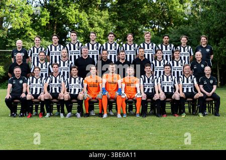 GEMERT, NIEDERLANDE - 26. MAI: Die Mannschaft von VV Gemert posiert für ein Mannschaftsfoto. Hintere Reihe von links nach rechts: Toon Bremen, Matt Bolhuis, Fabrizio Deben, Yentl Meyssen, Erwin van den Broek, Mick van de Burgt, Max Crommentuijn, Sven Jenniskens, Hazem Ben Rouba, Job Michels, Hannelore Verheijen. Mittlere Reihe von links nach rechts: Carlo van der Heijden, Ralf Kemper, Dylan van Diepen, Rob Vaessen, Sjoerd van der Coelen, Niek van den Berg, Rob Vonk, Gijs Vercoelen, Jay van Lieshout, Rien Snijders. Erste Reihe von links nach rechts: Carlo Crommentuijn, Daan Hellings, Ed Craenen, Max Verkuijl, Daan Kersten, Jeroen Stockfoto
