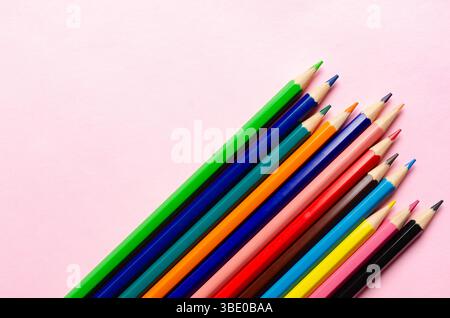 Eine Sammlung von Buntstiften auf rosa Hintergrund. Stockfoto
