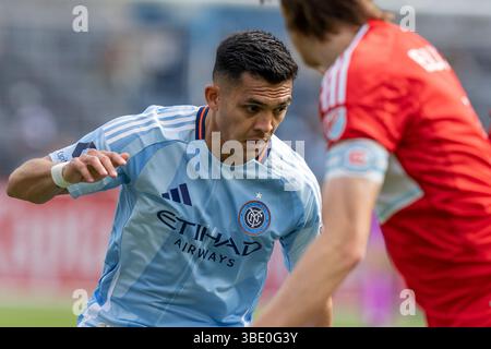 New York, Usa. Mai 2025. Alonso Martinez (16) von NYCFC in Aktion während des regulären Saisonspiels von MLS gegen Chicago Fire FC am 25. Mai 2025 im Yankee Stadium in New York. NYCFC gewann mit 3:1. (Foto: Lev Radin/Pacific Press) Credit: Pacific Press Media Production Corp./Alamy Live News Stockfoto