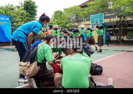 Bali, 25. November 2022: Schüler einer Mittelschule in Benoa, Bali, nehmen an einer Erdbeben- und Tsunamivorbereitungsübung Teil, um die Katastrophe zu verbessern Stockfoto