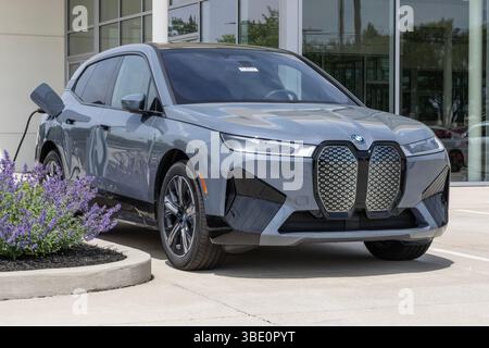 Lafayette - 24. Mai 2025: BMW iX xDrive50 Electric SUV-Display in einem Händlerbetrieb. BMW bietet den iX EV mit einer Reichweite von bis zu 311 Kilometern an. MEIN:2025 Stockfoto