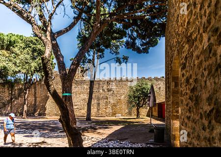 Lissabon, Portugal 6. Mai 2022: Die Burg Saint George oder Sao Jorge ist eine historische Festung in dieser portugiesischen Hauptstadt. Stockfoto