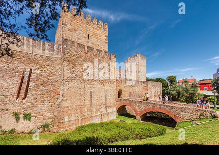 Lissabon, Portugal 6. Mai 2022: Die Burg Saint George oder Sao Jorge ist eine historische Festung in dieser portugiesischen Hauptstadt. Stockfoto