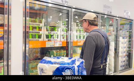 Im Costco Wholesale Store. Ein männlicher Kunde, der sich Butter ansieht Stockfoto