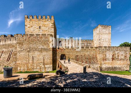Lissabon, Portugal 6. Mai 2022: Die Burg Saint George oder Sao Jorge ist eine historische Festung in dieser portugiesischen Hauptstadt. Stockfoto