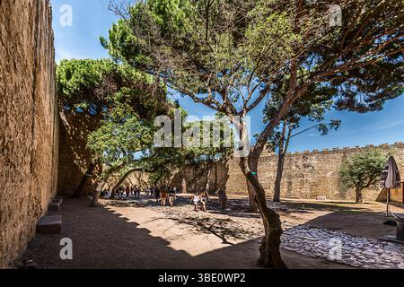 Lissabon, Portugal 6. Mai 2022: Die Burg Saint George oder Sao Jorge ist eine historische Festung in dieser portugiesischen Hauptstadt. Stockfoto