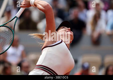 Paris, Frankreich. Mai 2025. Paula Badosa spielt am Montag, den 26. Mai 2025, gegen Naomi Osaka aus Japan bei den French Tennis Open in Roland Garros in Paris. Badosa gewann mit 6:7, 6:1, 6:4. Foto: Maya Vidon-White/UPI Credit: UPI/Alamy Live News Stockfoto