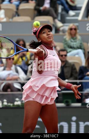 Paris, Frankreich. Mai 2025. Naomi Osaka aus Japan spielt am Montag, den 26. Mai 2025, bei den French Tennis Open in Roland Garros in Paris gegen Paula Badosa aus Italien. Badosa gewann mit 6:7, 6:1, 6:4. Foto: Maya Vidon-White/UPI Credit: UPI/Alamy Live News Stockfoto