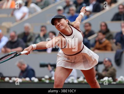 Paris, Frankreich. Mai 2025. Paula Badosa spielt am Montag, den 26. Mai 2025, gegen Naomi Osaka aus Japan bei den French Tennis Open in Roland Garros in Paris. Badosa gewann mit 6:7, 6:1, 6:4. Foto: Maya Vidon-White/UPI Credit: UPI/Alamy Live News Stockfoto