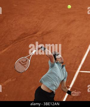 Paris, Frankreich. Mai 2025. Arthur Rinderknech spielt im ersten Spiel der Männer zwischen Jannik Sinner aus Italien und Arthur Rinderknech aus Frankreich beim French Open Tennis Turnier in Roland Garros, Paris, am 26. Mai 2025. Quelle: Li Jing/Xinhua/Alamy Live News Stockfoto