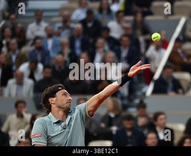 Paris, Frankreich. Mai 2025. Arthur Rinderknech spielt im ersten Spiel der Männer zwischen Jannik Sinner aus Italien und Arthur Rinderknech aus Frankreich beim French Open Tennis Turnier in Roland Garros, Paris, am 26. Mai 2025. Quelle: Li Jing/Xinhua/Alamy Live News Stockfoto