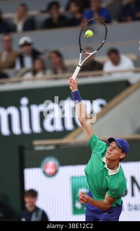 Paris, Frankreich. Mai 2025. Jannik Sinner spielt im ersten Runde-Spiel der Männer zwischen Jannik Sinner aus Italien und Arthur Rinderknech aus Frankreich beim French Open Tennis-Turnier in Roland Garros, Paris, am 26. Mai 2025. Quelle: Li Jing/Xinhua/Alamy Live News Stockfoto