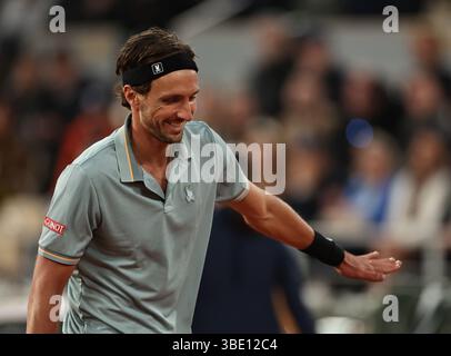 Paris, Frankreich. Mai 2025. Arthur Rinderknech reagierte im ersten Rundenspiel der Männer zwischen Jannik Sinner aus Italien und Arthur Rinderknech aus Frankreich beim French Open-Tennis-Turnier in Roland Garros, Paris, am 26. Mai 2025. Quelle: Li Jing/Xinhua/Alamy Live News Stockfoto