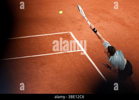 Paris, Frankreich. Mai 2025. Arthur Rinderknech spielt im ersten Spiel der Männer zwischen Jannik Sinner aus Italien und Arthur Rinderknech aus Frankreich beim French Open Tennis Turnier in Roland Garros, Paris, am 26. Mai 2025. Quelle: Li Jing/Xinhua/Alamy Live News Stockfoto