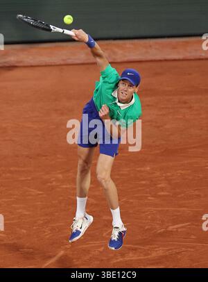 Paris, Frankreich. Mai 2025. Jannik Sinner spielt im ersten Runde-Spiel der Männer zwischen Jannik Sinner aus Italien und Arthur Rinderknech aus Frankreich beim French Open Tennis-Turnier in Roland Garros, Paris, am 26. Mai 2025. Quelle: Li Jing/Xinhua/Alamy Live News Stockfoto