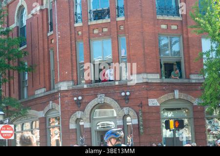 Doylestown, Usa. Mai 2025. Während der 157. Memorial Day Parade von Doylestown am 26. Mai 2025 in der State Street in Doylestown, Pennsylvania, wird die Parade von einem Gebäude aus beobachtet. Die Doylestown-Parade ist eine der ältesten in Amerika, die erste fand 1868 statt, wenige Jahre nach dem Ende des Bürgerkriegs. William Thomas Cain/Alamy Live News Stockfoto