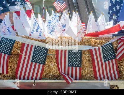 Doylestown, Usa. Mai 2025. Flaggen schmücken einen Wagen während der 157. Memorial Day Parade in Doylestown am 26. Mai 2025 in der State Street in Doylestown, Pennsylvania. Die Doylestown-Parade ist eine der ältesten in Amerika, die erste fand 1868 statt, wenige Jahre nach dem Ende des Bürgerkriegs. William Thomas Cain/Alamy Live News Stockfoto