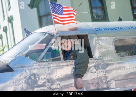 Doylestown, Usa. Mai 2025. Ein Mann sitzt auf dem Pilotensitz des Wings of Freedom Museum, der während der 157. Memorial Day Parade am Montag, 26. Mai 2025 in der State Street in Doylestown, Pennsylvania, anwesend ist. Die Doylestown-Parade ist eine der ältesten in Amerika, die erste fand 1868 statt, wenige Jahre nach dem Ende des Bürgerkriegs. William Thomas Cain/Alamy Live News Stockfoto