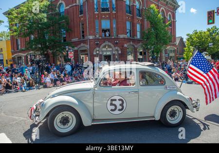 Doylestown, Usa. Mai 2025. Herbie the Love Bug wird während der 157. Memorial Day Parade am 26. Mai 2025 in der State Street in Doylestown (Pennsylvania) entlang der Strecke gefahren. Die Doylestown-Parade ist eine der ältesten in Amerika, die erste fand 1868 statt, wenige Jahre nach dem Ende des Bürgerkriegs. William Thomas Cain/Alamy Live News Stockfoto