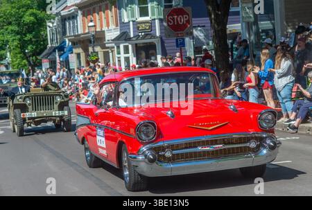 Doylestown, Usa. Mai 2025. Ein alter Chevy wird während der 157. Memorial Day Parade am 26. Mai 2025 in Doylestown in der State Street in Doylestown, Pennsylvania, gefahren. Die Doylestown-Parade ist eine der ältesten in Amerika, die erste fand 1868 statt, wenige Jahre nach dem Ende des Bürgerkriegs. William Thomas Cain/Alamy Live News Stockfoto