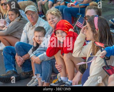 Doylestown, Usa. Mai 2025. Childrenn hält ihre Ohren, während die Lastwagen während der 157. Memorial Day Parade am 26. Mai 2025 in der State Street in Doylestown, Pennsylvania, vorbeifahren. Die Doylestown-Parade ist eine der ältesten in Amerika, die erste fand 1868 statt, wenige Jahre nach dem Ende des Bürgerkriegs. William Thomas Cain/Alamy Live News Stockfoto