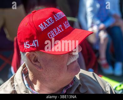 Doylestown, Usa. Mai 2025. Pat Naery aus Warrington beobachtet die Demonstranten während der 157. Memorial Day Parade in Doylestown am 26. Mai 2025 in der State Street in Doylestown, Pennsylvania. Die Doylestown-Parade ist eine der ältesten in Amerika, die erste fand 1868 statt, wenige Jahre nach dem Ende des Bürgerkriegs. William Thomas Cain/Alamy Live News Stockfoto