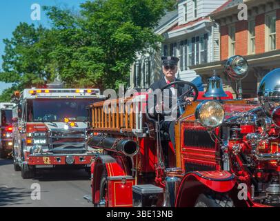 Doylestown, Usa. Mai 2025. Ein antiker Feuerwehrwagen wird während der 157. Memorial Day Parade am 26. Mai 2025 in der State Street in Doylestown, Pennsylvania, gefahren. Die Doylestown-Parade ist eine der ältesten in Amerika, die erste fand 1868 statt, wenige Jahre nach dem Ende des Bürgerkriegs. William Thomas Cain/Alamy Live News Stockfoto