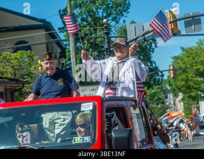 Doylestown, Usa. Mai 2025. Veteranen schwenken Fahnen und Hände zur Menge während der 157. Memorial Day Parade in Doylestown am 26. Mai 2025 in der State Street in Doylestown, Pennsylvania. Die Doylestown-Parade ist eine der ältesten in Amerika, die erste fand 1868 statt, wenige Jahre nach dem Ende des Bürgerkriegs. William Thomas Cain/Alamy Live News Stockfoto