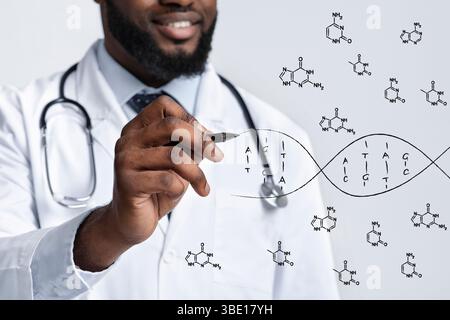 Entschlüsselung des menschlichen Genoms. Schwarzer männlicher Arzt zeichnet DNA-Molekül auf virtuellem Bildschirm, Collage Stockfoto