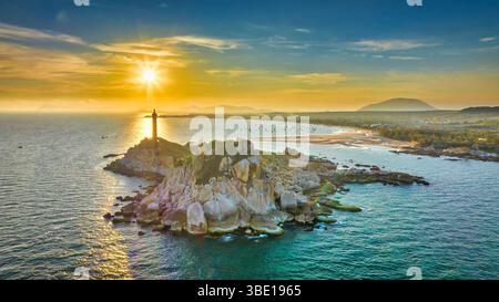 Die Landschaft der kleinen Insel mit dem alten Leuchtturm am Sonnenaufgang ist wunderschön und friedlich. Dies ist der einzige antike Leuchtturm auf der Insel Stockfoto