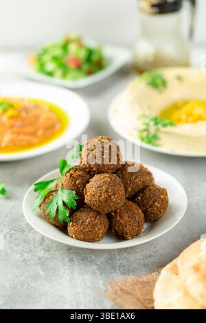 Falafel auf hellem Hintergrund, traditionelles arabisches Frühstück mit gebratenen Kichererbsenpasteten Stockfoto