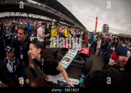 INDIANAPOLIS, INDIANA – 25. Mai: Takuma Sato (#75, Rahal Letterman Lanigan Racing) auf der Startaufstellung vor der NTT IndyCar Series 109. Fahrt des Indianapolis 500 auf dem Indianapolis Motor Speedway am 25. Mai 2025 in Indianapolis, Indiana. (Foto: Jeremy Hogan/The Bloomingtonian) Stockfoto