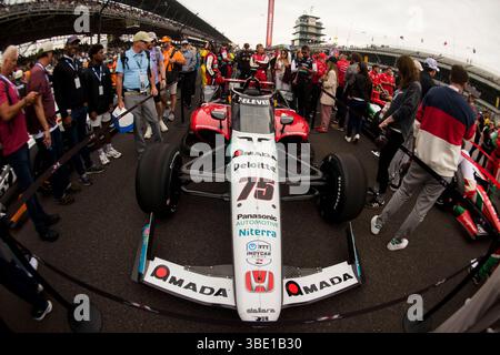 INDIANAPOLIS, INDIANA – 25. Mai: Takuma Sato (#75, Rahal Letterman Lanigan Racing) auf der Startaufstellung vor der NTT IndyCar Series 109. Fahrt des Indianapolis 500 auf dem Indianapolis Motor Speedway am 25. Mai 2025 in Indianapolis, Indiana. (Foto: Jeremy Hogan/The Bloomingtonian) Stockfoto