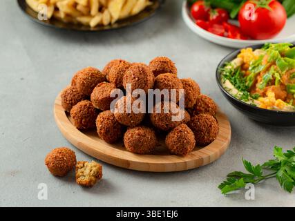 Falafelteller auf hellem Hintergrund – klassisches arabisches Street Food. Stockfoto