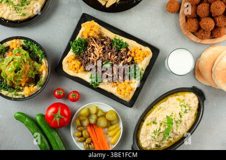 Ein Bild von verschiedenen arabischen Mezze – Hummus mit Fleisch, Baba-Ghanoush, Favabohnen und Falafel. Stockfoto