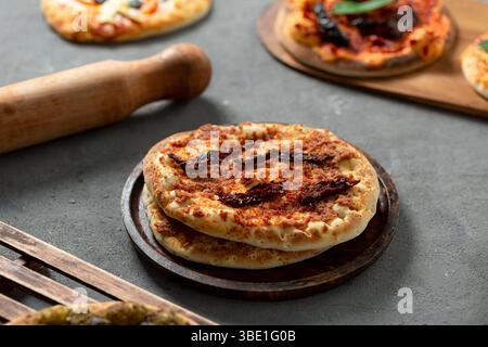 Tomatenmanakish mit roter Sauce – traditionelles arabisches Frühstück. Stockfoto