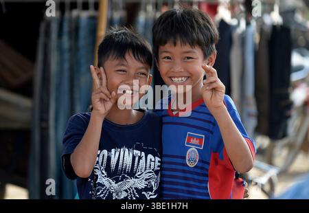 Porträt von zwei lächelnden Jungen, Battambang, Kambodscha, Indochina, Südostasien, Asien. Stockfoto