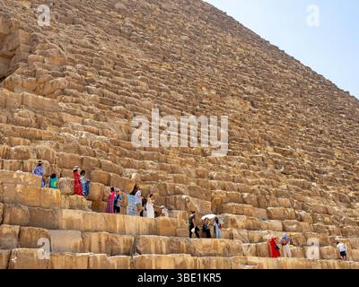Besucher, die auf der Großen Pyramide von Gizeh klettern Stockfoto