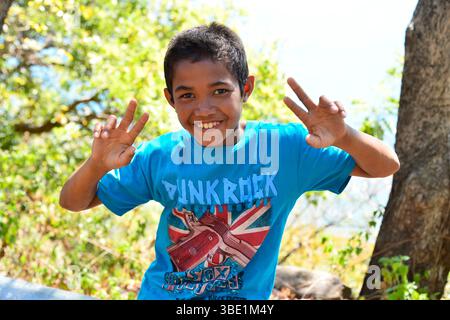 Porträt eines lächelnden Jungen in Sumbawa, Indonesien, Südostasien. Stockfoto