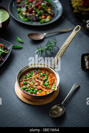 Grüner Erbseneintopf in Tomatensoße – traditionelles arabisches Gemüsegericht Stockfoto