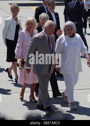 Ottawa, Kanada. Mai 2025. König Karl III. Und Königin Camilla sind zusammen mit dem kanadischen Premierminister Mark Carney, seiner Frau Diana Fox Carney und der Generalgouverneur von Kanada Mary Simon bei einem offiziellen Besuch am Flughafen Ottawa am 26. Mai 2025 in Ottawa, Kanada. Dieser Besuch ist die 20. Und 5. Tour des Königs durch Kanada, deren vorheriger Besuch 2022 stattfand. (Foto: Arrush Chopra/NurPhoto) Credit: NurPhoto SRL/Alamy Live News Stockfoto