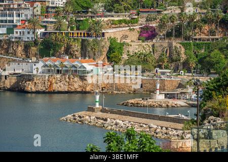 Historische Kaleici Marina mit Leuchtturm und Yachten in der Altstadt von Antalya Stockfoto
