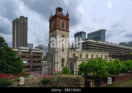 LONDON, Großbritannien – 21. MAI 2025: Außenansicht der St. Giles-without-Cripplegate Church auf dem Barbican-Anwesen Stockfoto
