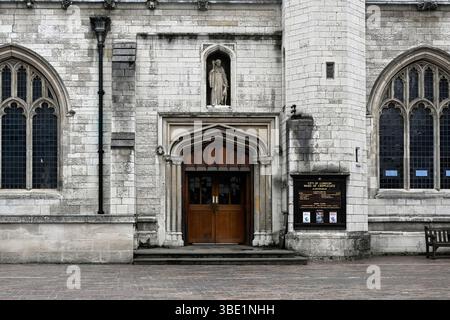 LONDON, Großbritannien - 21. MAI 2025: Ausstiegstür der St. Giles-without-Cripplegate Kirche im Barbican Anwesen mit Schild Stockfoto