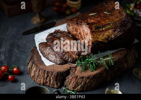 Gegrilltes Kalbsfleisch mit Kräutern auf Holzplatte – klassisches Fleischgericht aus dem Nahen Osten Stockfoto