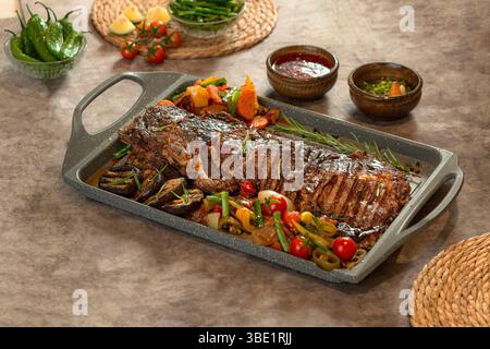Gebratenes Fleischtablett mit Gemüse, arabische östliche Speisen Stockfoto