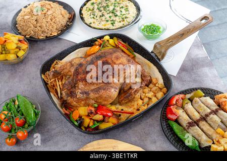Gegrilltes gefülltes Hühnchen mit Gemüse und Vorspeisen, arabische östliche Gerichte Stockfoto