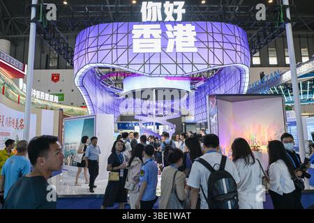 Der Stand von Hongkong zieht Besucher an. Chengdu, China, 25. Mai 2025. Die 20. Internationale Westchinesische Messe beginnt am 25. Mai 2025 in Chengdu, der Hauptstadt der südwestchinesischen Provinz Sichuan. Zum ersten Mal lud die Veranstaltung Ungarn und Laos als erste zwei Gastländer der Ehre ein, während Zhejiang und Qinghai als erste zwei Gastprovinzen der Ehre fungierten. Quelle: Liu Zhongjun/China News Service/Alamy Live News Stockfoto