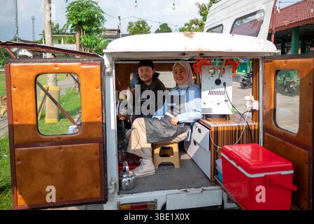 Indonesischer südostasiatischer Mann und eine chinesische muslimische Frau im Hijab-Paar Baristas im Café. Ein kleines Unternehmen in einem Café oder Café Stockfoto