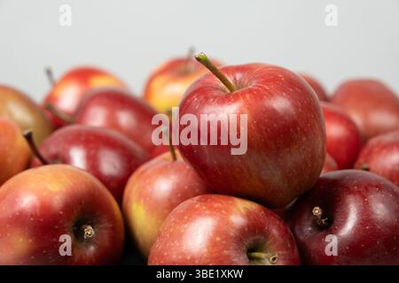 Frische Rote Äpfel Aus Bio-Anbau Aus Nächster Nähe. Stockfoto